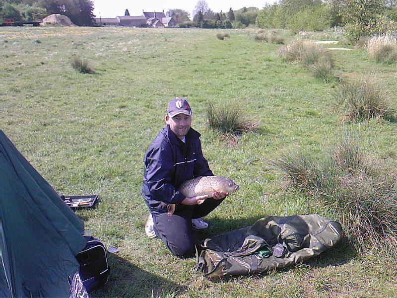1st 10lb carp caught at Pimlico Farm 30-4-07.jpg